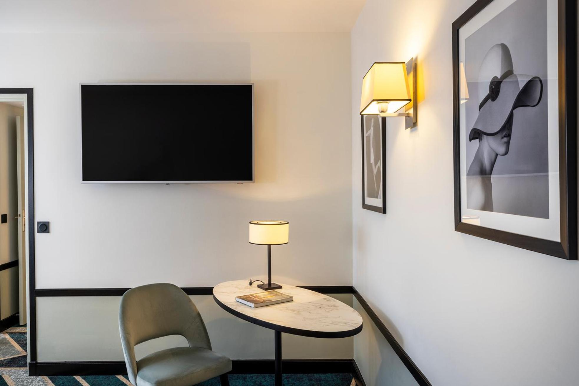 Aiglon Hotel Parijs